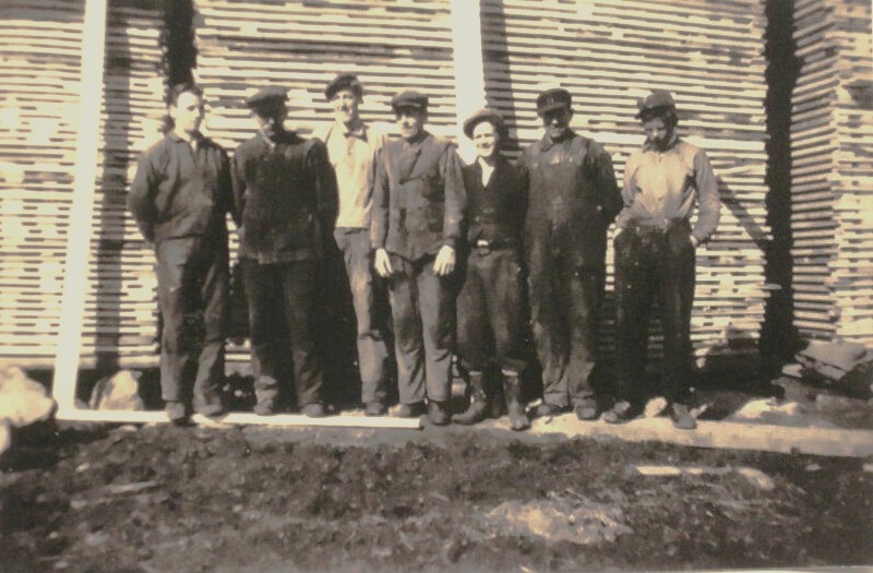 Savværksarbejderne. Karl Emil er nr. 2 fra venstre