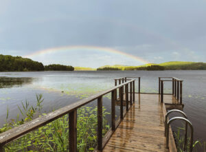 Regnbue over søen