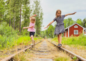 Piger på det nedlagte smalspor
